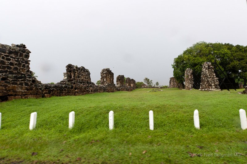 20101201_174129 D3.jpg - Only scattered walls remain of the once-impressive structures of Panama Viejo